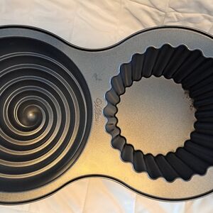 Wilton Swirl and Fluted Cake Pan Set